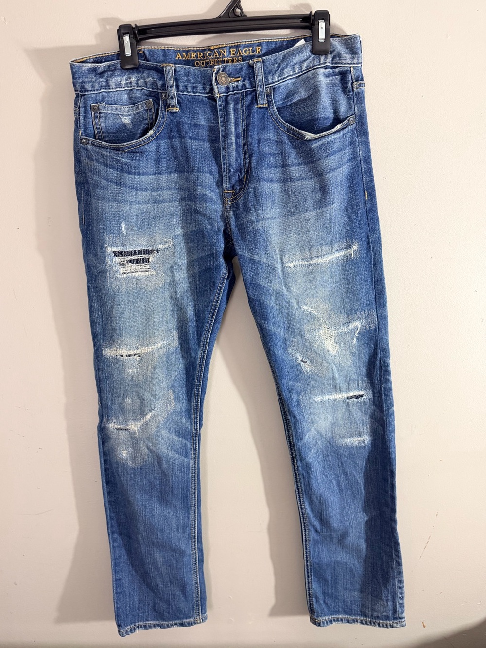 American Eagle Jeans Slim leg cut distressed 31x30
Medium wash blue jeans
